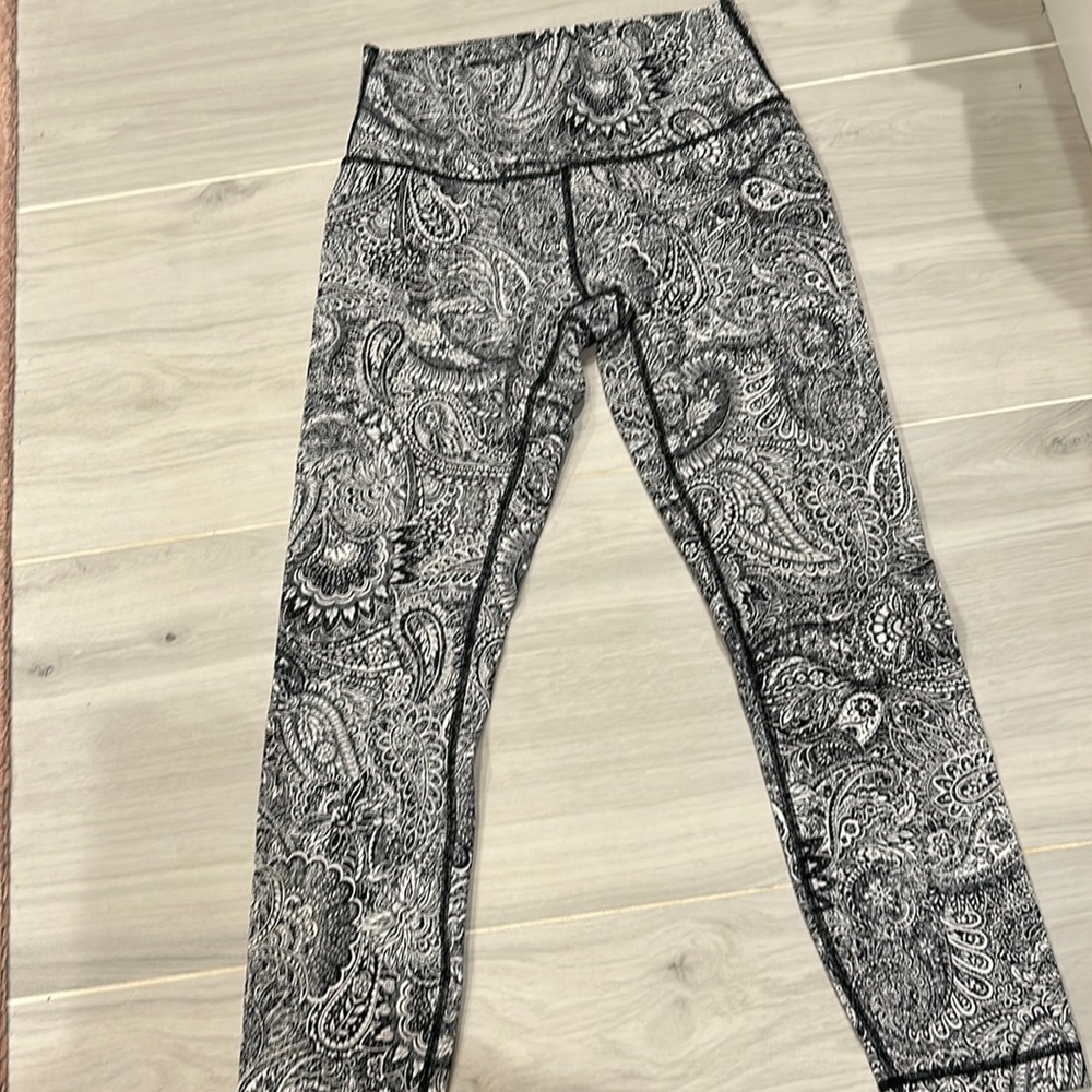 Lululemon Size 8 cropped black and white tights